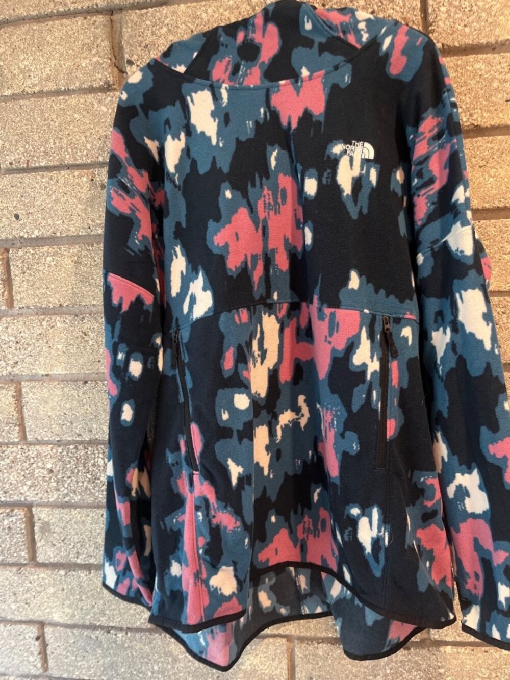 The North Face Womens XL Fleece Jacket In Vibrant Abstract Print With Zip Pocket